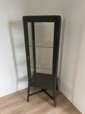Fabrikör vitrinekast te koop beschikbaar voor biedingen