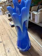 Aparte blauw glazen vaas., Huis en Inrichting, Woonaccessoires | Vazen, Minder dan 50 cm, Glas, Blauw, Zo goed als nieuw