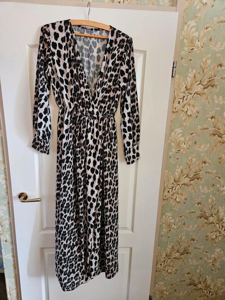 Lange Tijgerjurk met Split - One Size, Kleding | Dames, Jurken, Zo goed als nieuw, Maat 38/40 (M), Bruin, Ophalen of Verzenden