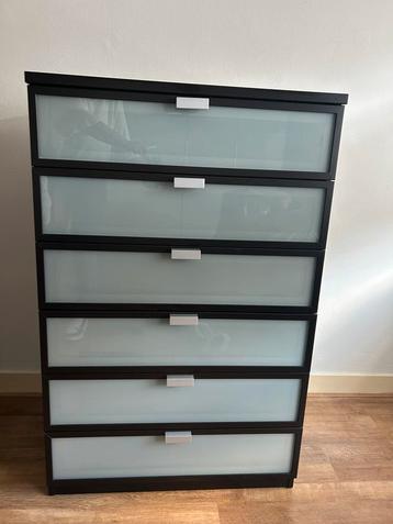 Donkerbruine ladekast Hopen met melkglas van IKEA  beschikbaar voor biedingen
