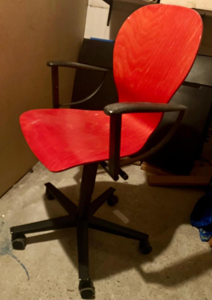 Vintage Bureaustoel – Rode Houten Design Stoel op Wielen, Huis en Inrichting, Bureaustoelen, Gebruikt, Ophalen