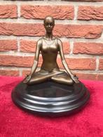 mediterende yoga dame, brons en marmer, Ophalen of Verzenden, Brons