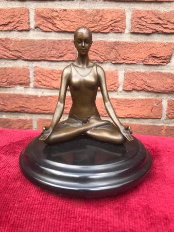 mediterende yoga dame, brons en marmer beschikbaar voor biedingen