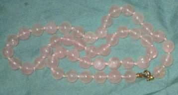 Ketting met ronde kralen van rozenkwarts beschikbaar voor biedingen