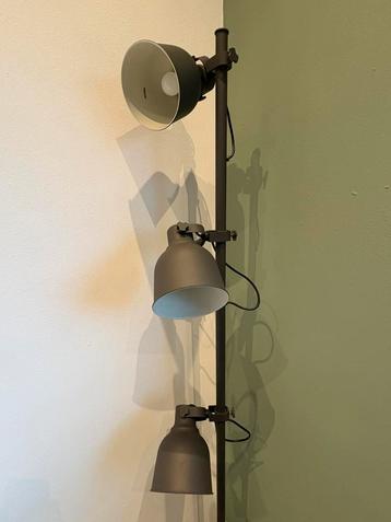 Industriële vloerlamp met 3 verstelbare spots – grijs metaal beschikbaar voor biedingen