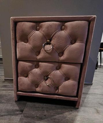 Roze nachtkastje beschikbaar voor biedingen