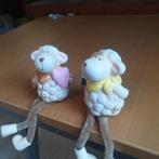 2 schaapjes, zittend, roze, wit, geel, Verzamelen, Beelden en Beeldjes, Ophalen of Verzenden, Dier