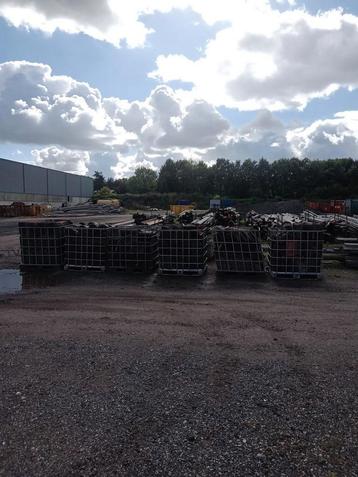 Partij dakpannen circa 1700 stuks, circulair. beschikbaar voor biedingen