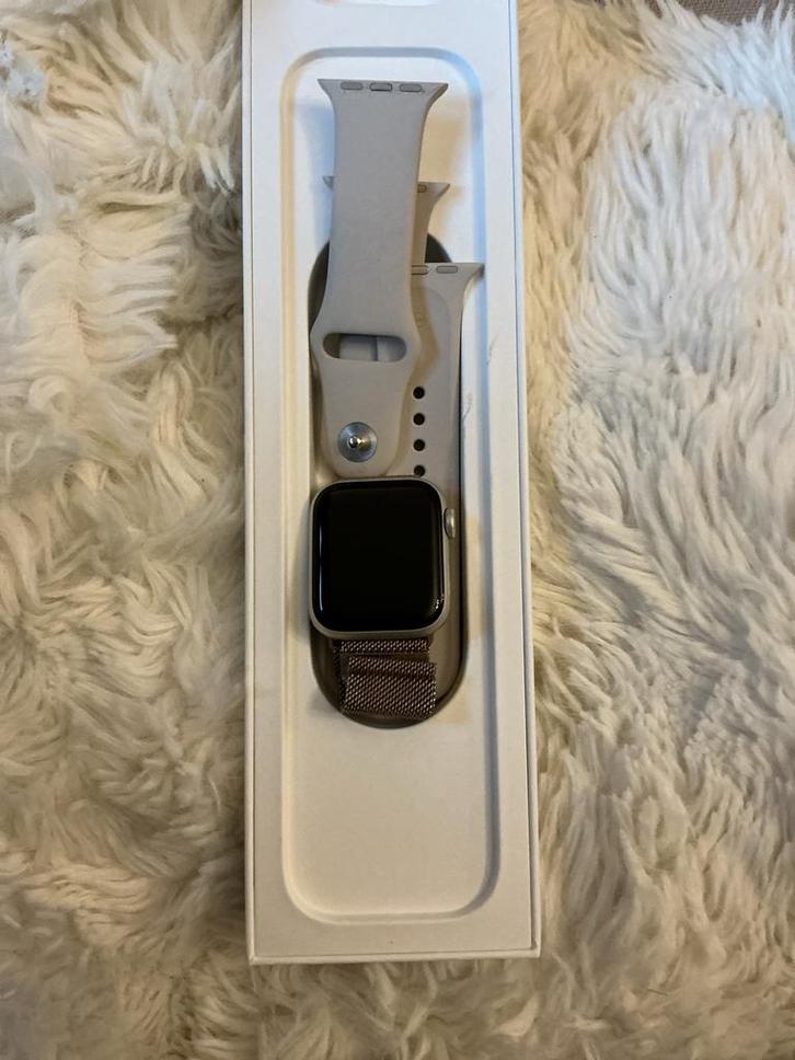 Apple Watch SE - Perfecte smartwatch!, Sieraden, Tassen en Uiterlijk, Smartwatches, Zo goed als nieuw, iOS, Grijs, Hartslag, Waterdicht