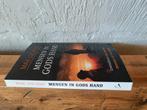 Mensen in Gods hand., Ophalen of Verzenden, Zo goed als nieuw