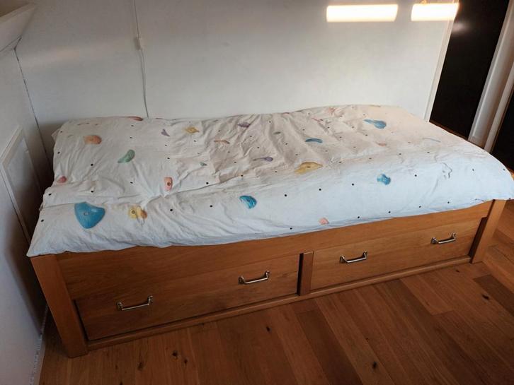 Handgemaakt eikenhouten 1-persoons bed met 2 lades, Huis en Inrichting, Slaapkamer | Bedden, Zo goed als nieuw, Eenpersoons, 90 cm
