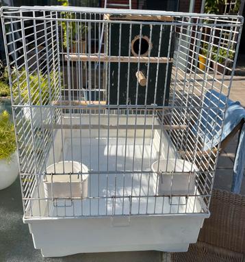 Grote gebruikte vogelkooi met grote broedkast te koop beschikbaar voor biedingen