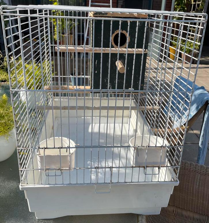 Grote gebruikte vogelkooi met grote broedkast te koop, Dieren en Toebehoren, Vogels | Hokken en Kooien, Gebruikt, Vogelkooi, Metaal