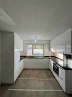 Moderne witte U-keuken met graniet zwart blad, Huis en Inrichting, Keuken | Complete keukens, Ophalen, U-keuken, Wit, Graniet of Steen