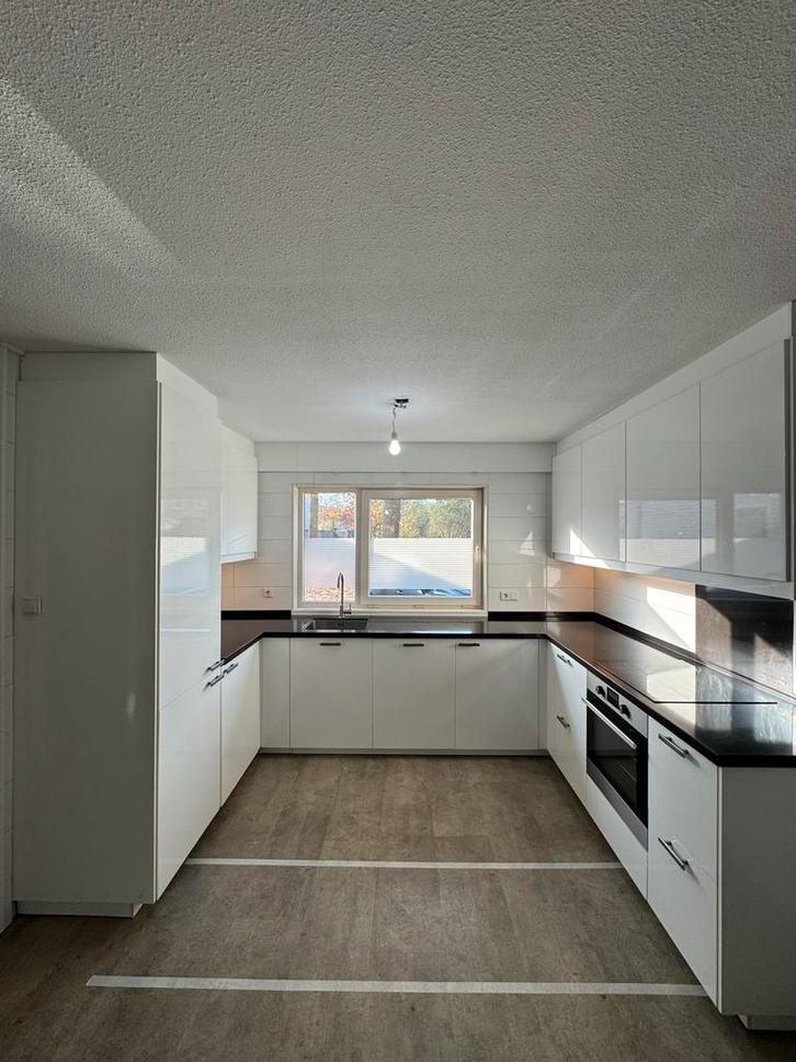 Moderne witte U-keuken met graniet zwart blad, Huis en Inrichting, Keuken | Complete keukens, Zo goed als nieuw, U-keuken, Wit