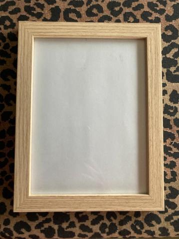 Twee fotolijstjes met blank houten rand beschikbaar voor biedingen