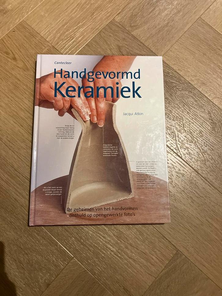 Handgevormd Keramiek - Jacqui Atkin, Hobby en Vrije tijd, Pottenbakken, Zo goed als nieuw, Ophalen of Verzenden