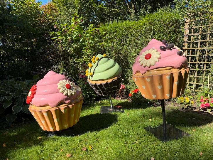 Grote decoratie cupcakes 65 cm set van 3 XXL bakkerij, Tuin en Terras, Tuinbeelden, Zo goed als nieuw, Kunststof, Ophalen