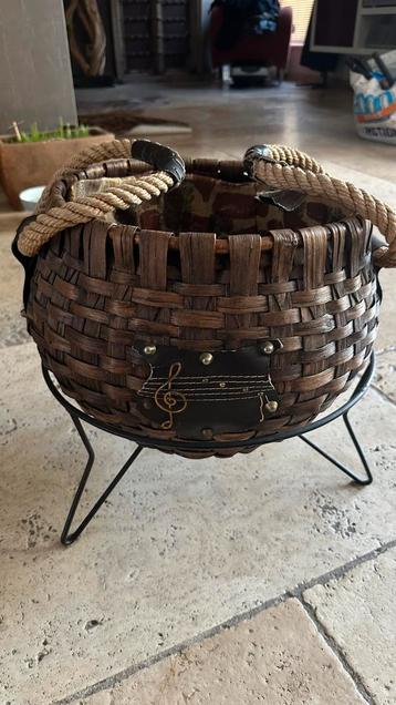 Rieten Mand met Standaard en Muziek Decoratie beschikbaar voor biedingen