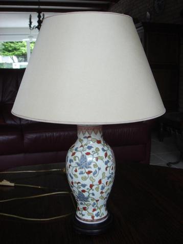 Schemerlamp met mooi bewerkte standaard beschikbaar voor biedingen