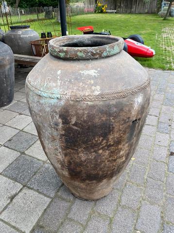 Oude XXL kruik beschikbaar voor biedingen