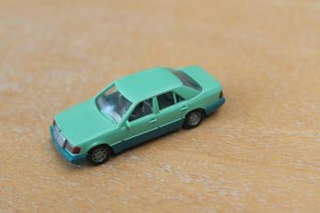 Wiking Mercedes 320E in licht/donkergroene uitvoering beschikbaar voor biedingen