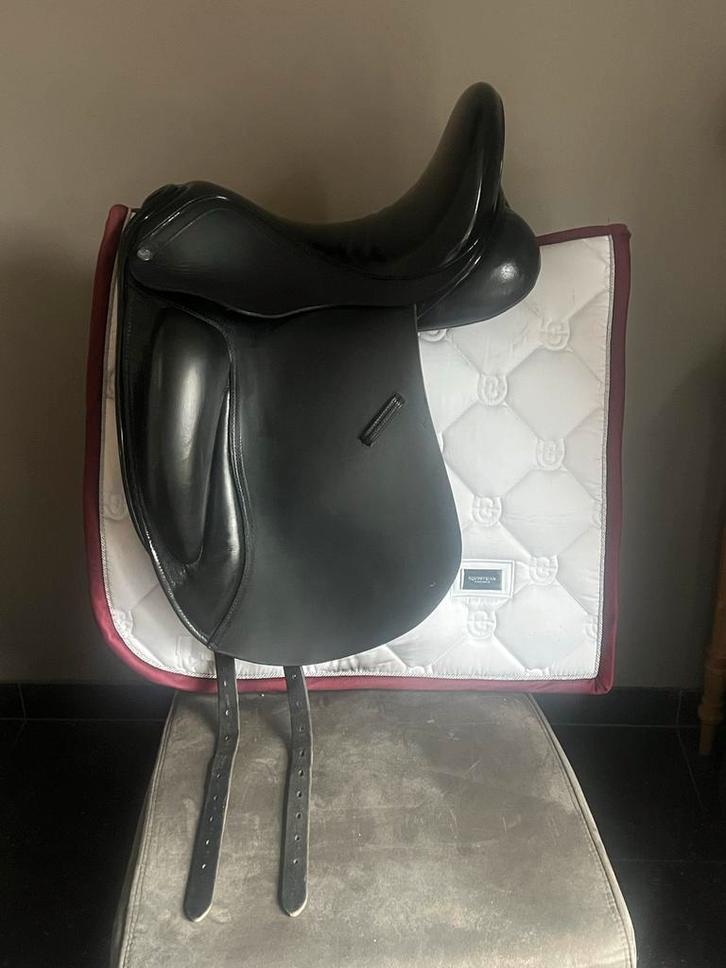 Heel netjes Km custom made dressuur zadel 17 inch MW, Dieren en Toebehoren, Paarden en Pony's | Overige Paardenspullen, Zo goed als nieuw