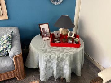 Grote ronde spaanplaat tafel beschikbaar voor biedingen