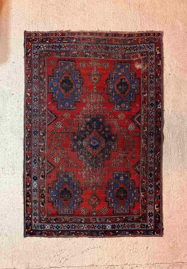 Perzisch tapijt klassiek patroon rood blauw versleten sleets, Huis en Inrichting, Stoffering | Tapijten en Kleden, Gebruikt, Rechthoekig