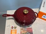 Nieuwe Le Creuset Cassadou 26 cm Rhône/ Garnet in de doos, Gietijzer, Nieuw, Ophalen of Verzenden, Keramische plaat