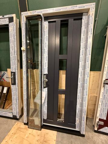 Nieuwe voordeur met triple glas beschikbaar voor biedingen