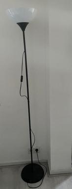 Staande lamp - IKEA TÅGARP, Huis en Inrichting, Lampen | Vloerlampen, Ophalen, Kunststof, Zo goed als nieuw, 150 tot 200 cm