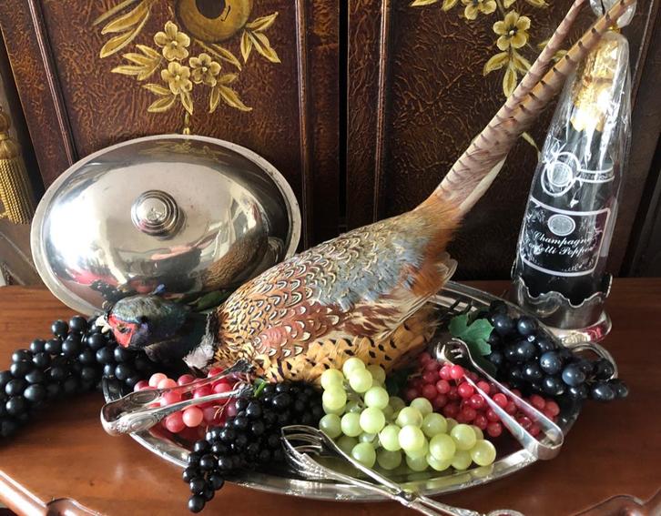 Antieke verzilverde serveerschaal met Cloche -Feestdagen, Antiek en Kunst, Antiek | Schalen, Ophalen of Verzenden