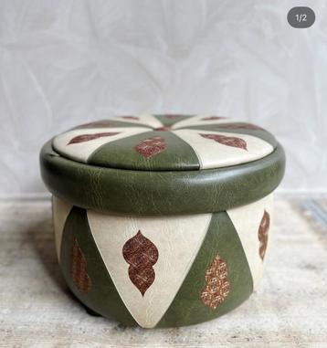 Vintage skai leren naai poef beschikbaar voor biedingen