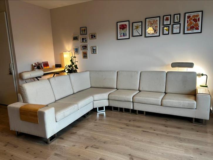 Hoekbank, licht van kleur, kleine vlekken en verwijderbaar, Huis en Inrichting, Banken | Complete zithoeken, Gebruikt, Ophalen
