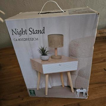 Nieuw nachtkastje in doos