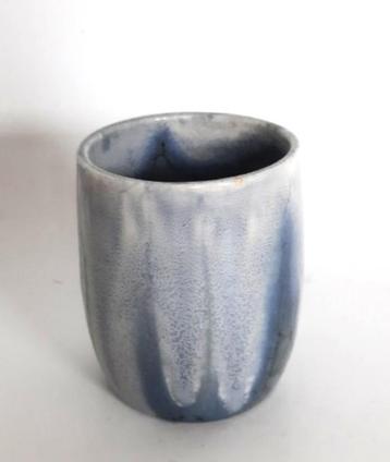 Mooi klein vaasje in groen, blauw, wit en grijstinten, JM beschikbaar voor biedingen