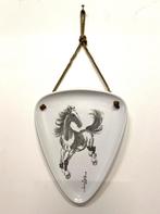50 jaren wandbordje wit porselein met paard 3hoek model, Ophalen of Verzenden, Gebruikt