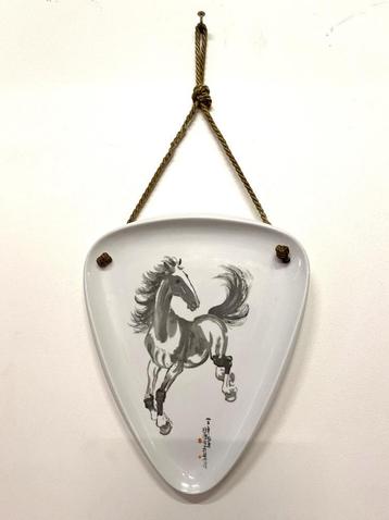50 jaren wandbordje wit porselein met paard 3hoek model beschikbaar voor biedingen
