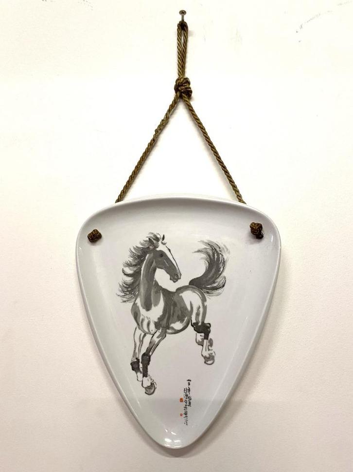 50 jaren wandbordje wit porselein met paard 3hoek model, Huis en Inrichting, Woonaccessoires | Wanddecoraties, Gebruikt, Ophalen of Verzenden