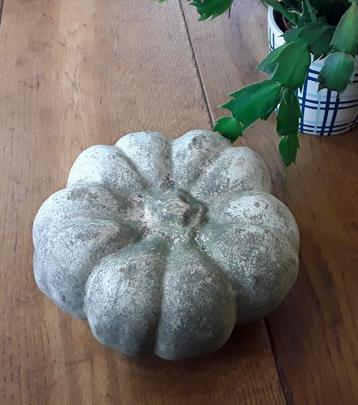 Pompoen beeld - verweerd - herfstdecoratie  beschikbaar voor biedingen