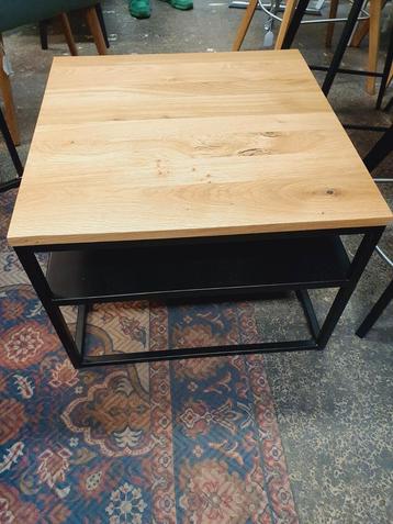 Eikenhout en metaal salontafel beschikbaar voor biedingen