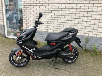 DIKKE YAMAHA AEROX R 45KM BROM 2-TAKT MAT BLACK BJ2015 6000K beschikbaar voor biedingen