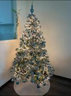 Te koop: Kerstboom 180cm + decoratie, Ophalen of Verzenden, Zo goed als nieuw