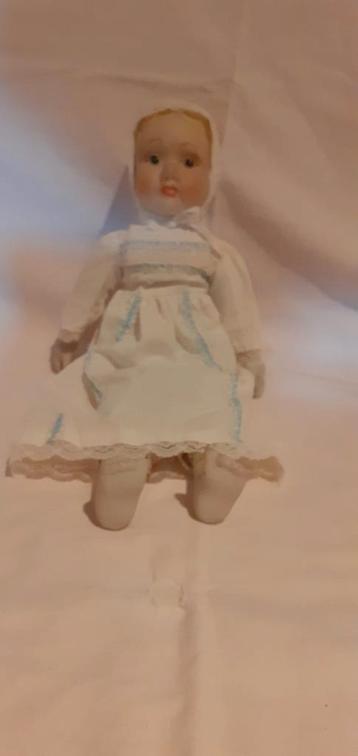 Poppetje met wit jurkje en mutsje beschikbaar voor biedingen