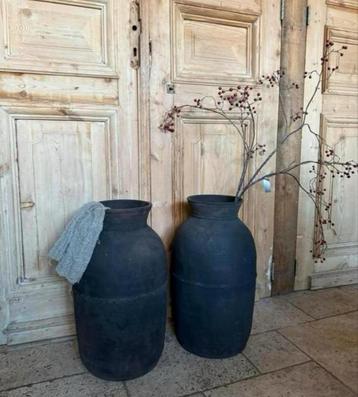 2 Landelijke kruiken, potten, mat donker grijs beschikbaar voor biedingen