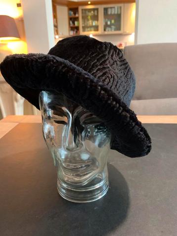 Zwarte Dameshoed - Maat 57 beschikbaar voor biedingen