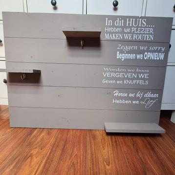 Wandbord steigerhout met plankjes grijs beschikbaar voor biedingen