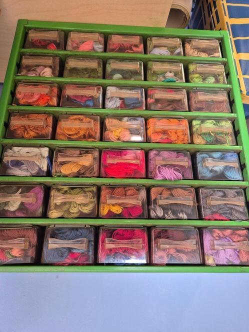 Heel veel DMC borduurgaren in kastjes, Hobby en Vrije tijd, Borduren en Borduurmachines, Zo goed als nieuw, Borduurgaren of Zijde