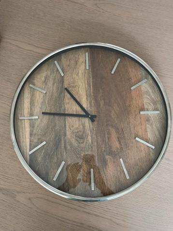 Houten Wandklok met Zilveren Details beschikbaar voor biedingen